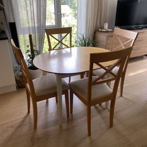 Uttrekkbart spisebord med fire stoler, oval bjørkefiner bordplate