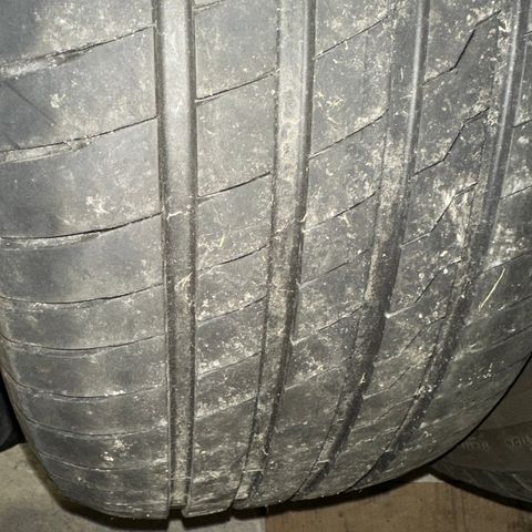 3 stk Firestone 255/50R19 dekk selges.