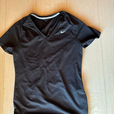 Pent brukt Nike Dry Fit T-skjorte Str S. 40 kr