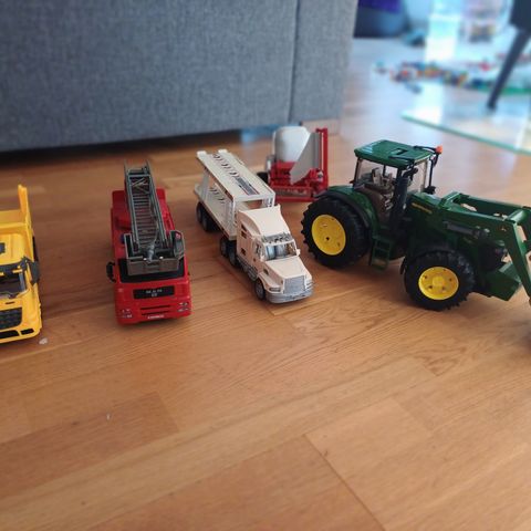 Lekebiler og -traktor, 200-300 kr.