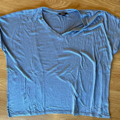 Lys blå T-skjorte fra Zavanna str. 2XL.