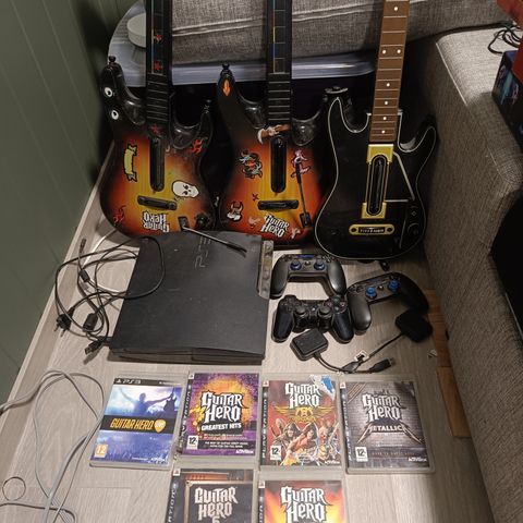 Playstation 3 med tre gitarer