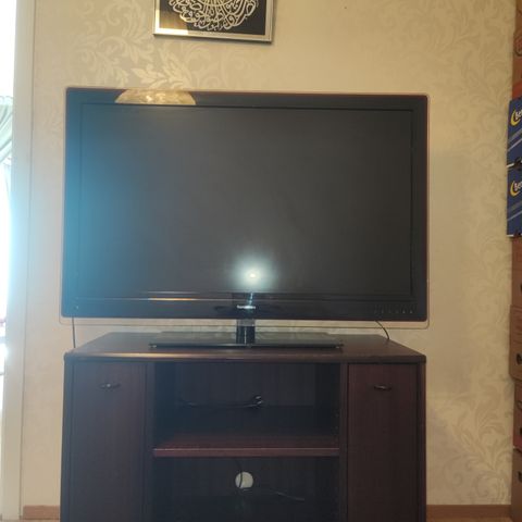 46" TV-skjermen er ikke smart. Den kommer med TV-bord