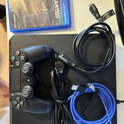 PS4 Slim 500GB, 1 kontroller, 7 spill og kabler