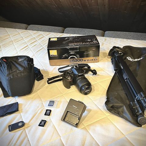 Nikon 5200 (18-55 VR Kit), inkl. bat., ladder, minnekort, utløser, tripod, etui