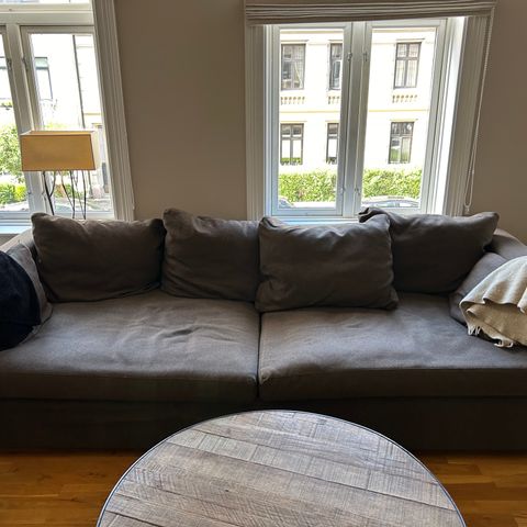 Stor brun og komfortabel sofa