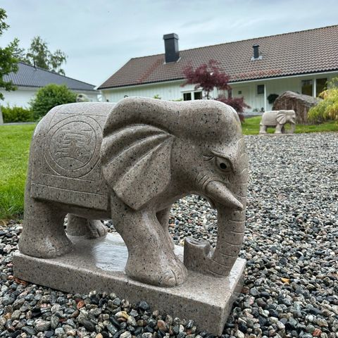 2 flotte ELEFANT-STATUER i stein. Hele 60 cm lange