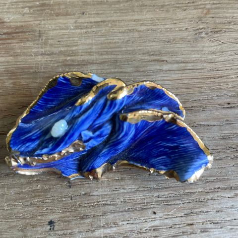 Pyntenål i blå og gull- med hvit perle- porselen.