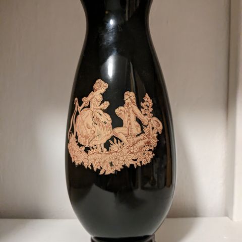 Dekorativ svart keramikkvase med detaljerte motiver