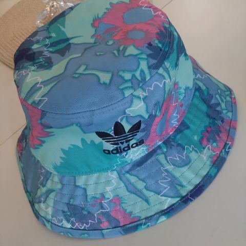 Adidas bøttehatt,  50,-