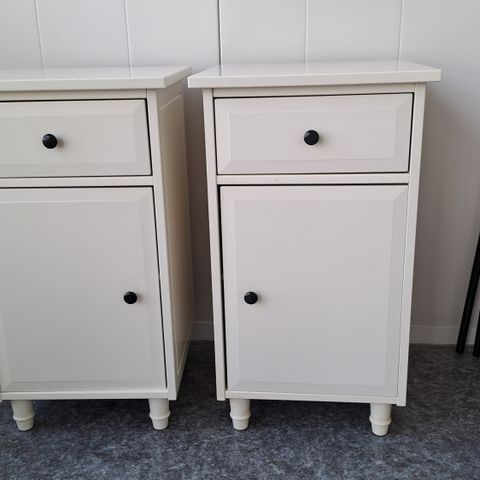 2 stk Hemnes nattbord med skuff, skap og hylle.