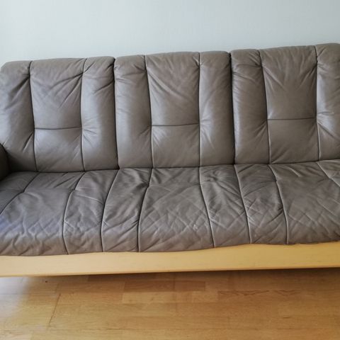 treseter sofa i lyst skinn.