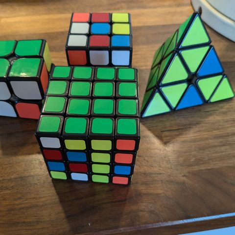 4 stk Rubiks kuber selges samlet til 120 kr ! Lite brukte!