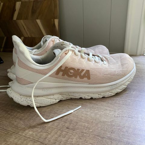 Hoka mach 4 Johaug edition