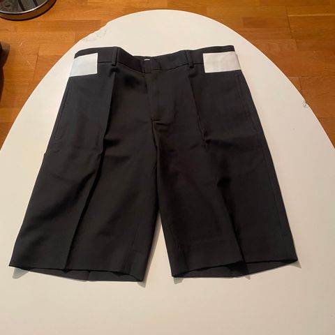 Ny og ubrukt Givenchy shorts i str. M. 2500kr.