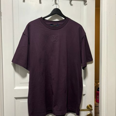 louis vuitton logo tee 🍷