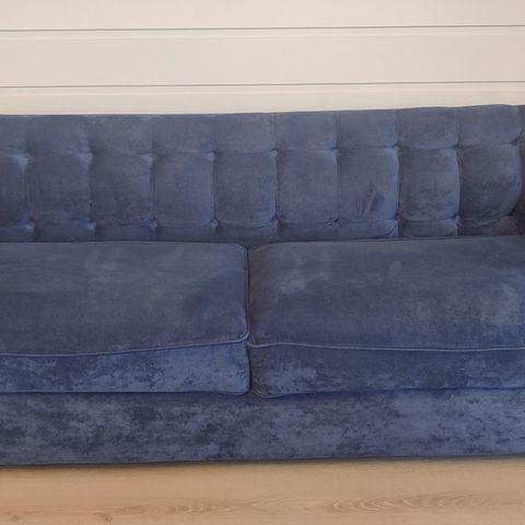 Mørkeblå sofa i alcantara