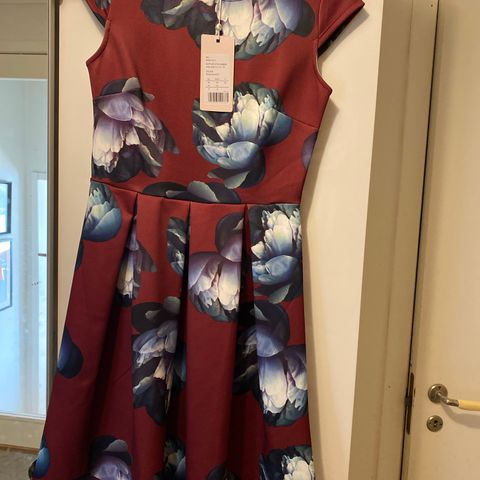 Ny blomstrete kjole fra Anna Field