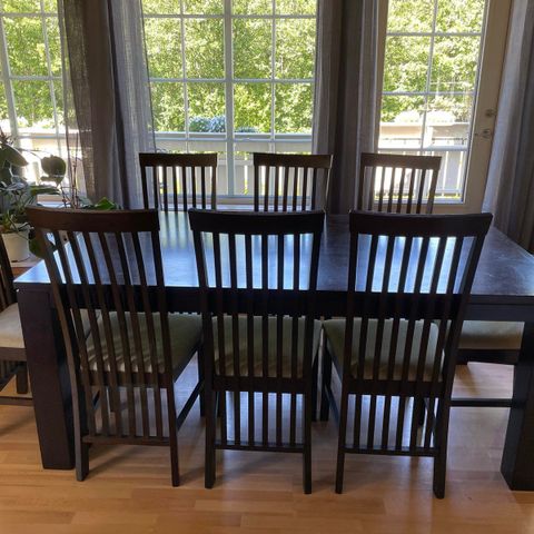 Spisestue bord + åtte stoler