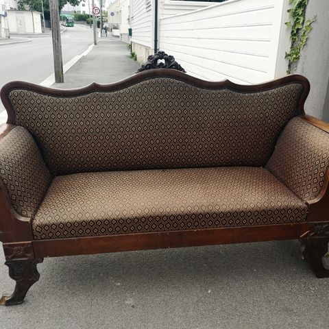 Eldre dansk sofa. Hestehårstrekk i sort og gult. .