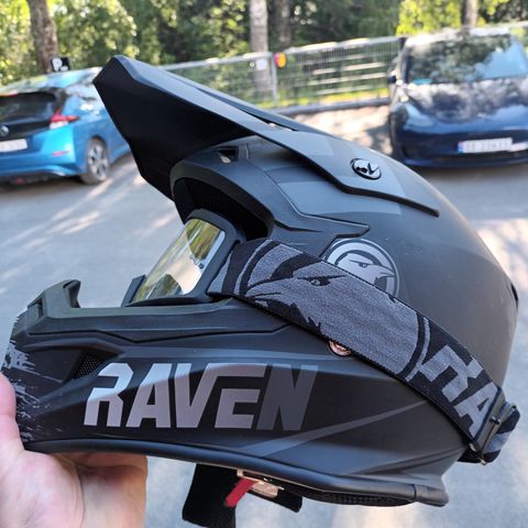 Raven MC hjelm selges