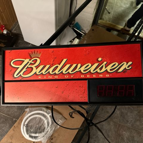 Samleobjekt, Budweiser skilt med klokke