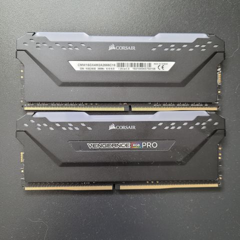 Corsair ddr4 16gb (8+8)