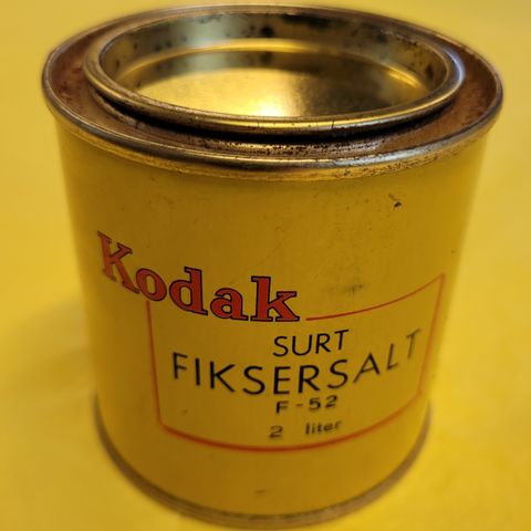 Gammel boks fra Kodak Surt Fiksersalt selges