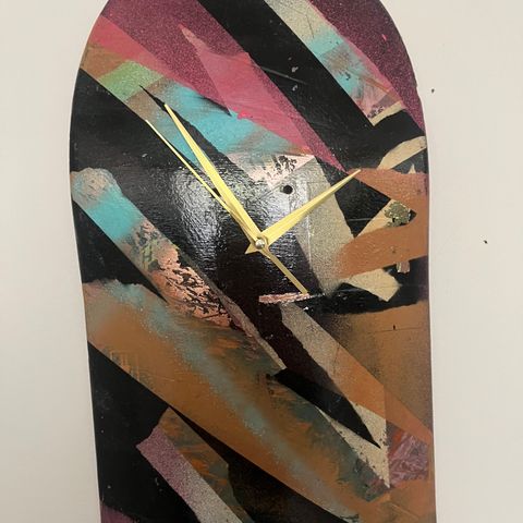 Artsy Klokke laget av skateboard