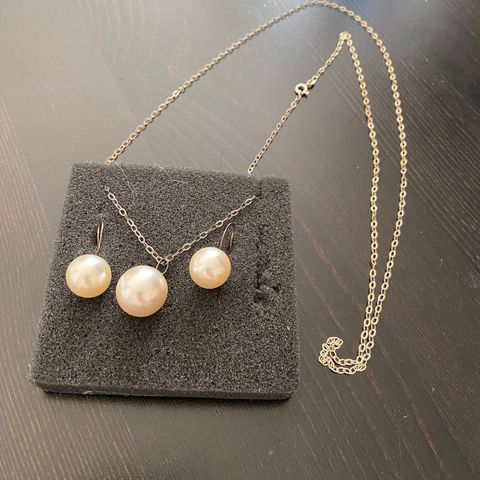 Smykke og øredobber med perle