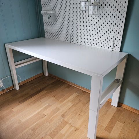 Pent brukt skrivebord/arbeidsbord fra Ikea