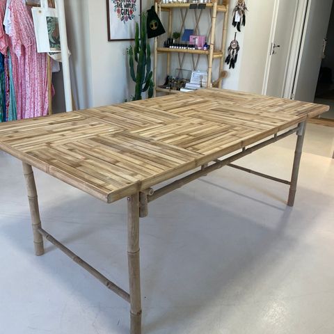 Bambus spisebord for inne og utendørs bruk
