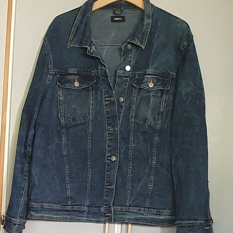 Denimjakke med strech fra H&M/BIB  selges