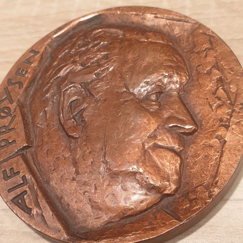 Minne medaljong bronse Alf Prøysen selges kr 125,-
