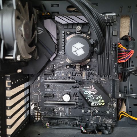 Hovedkort rog strix b450f + amd ryzen 5 2400g + vannkjøling