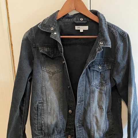 Denimjakke Olajakke  med slitte detaljer str 164