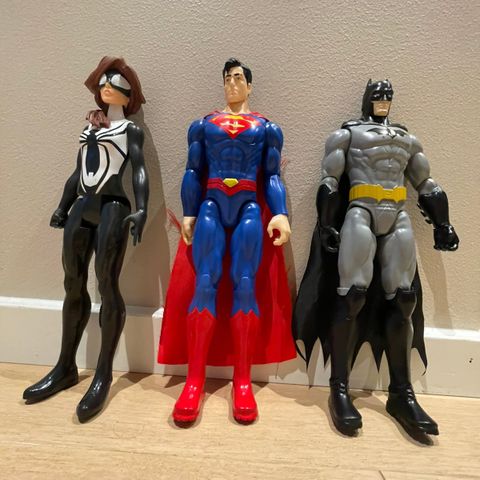 3 superhelter søker nytt hjem