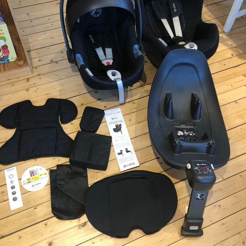 Anton str1 og Sirona str2, begge Cybex Gold. Isofix base