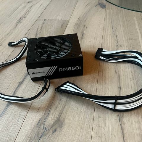 Corsair RM850i med cablemod selges