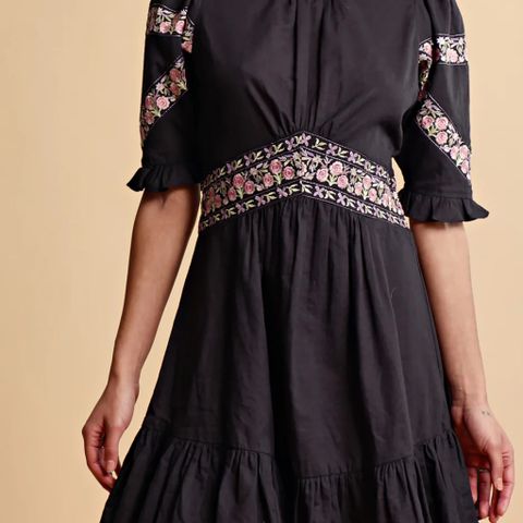 Embroidery Mini Dress" fra ByTiMo