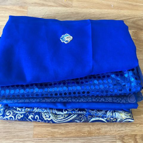 Pakke med blå tekstiler