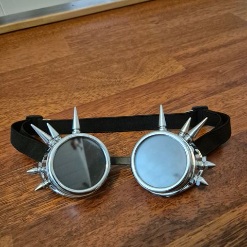 Kjempetøffe steampunk goggles, pent brukt, kan sendes