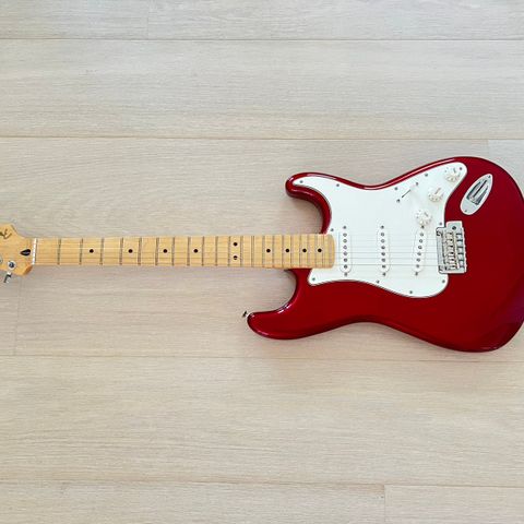 Strøken Fender Stratocaster «Candy Apple Red» 2024