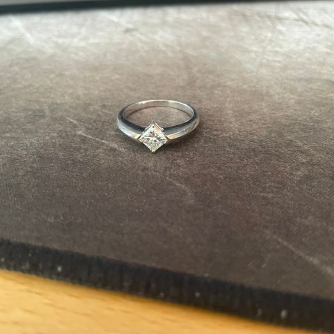 18kt hvitt gull ring med 0.5kt diamant