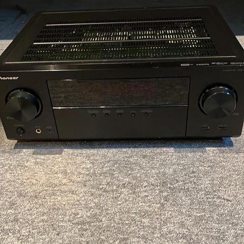 Klipsch høyttaler og Pioneer VSX-930.