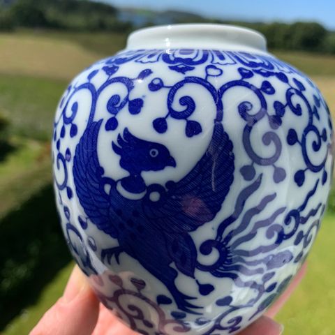 Nydelig blå og hvit kinesisk vase med stempel