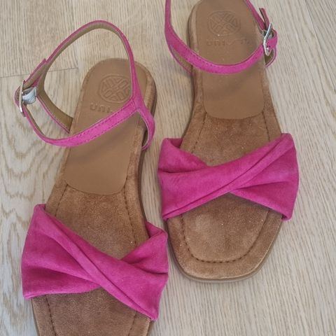 UNISA sandaler selges, str. 38