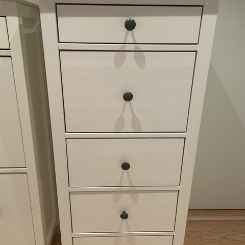 HEMNES skoskap (89x30x127cm) og kommode (57x39x130cm)