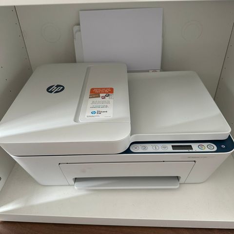 Nesten ubrukt printer med papir