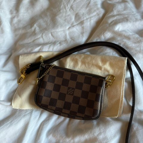 Louis Vuitton Mini pochette med reim